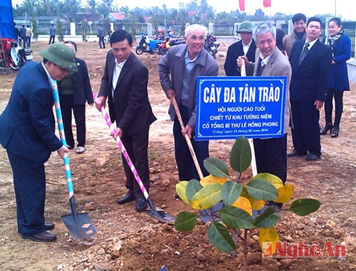 Trồng cây đa Tân Trào tại Khu di tích Phùng Chí Kiên.