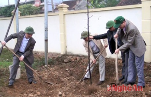 Lãnh đạo huyện Tân Kỳ tham gia trồng cây.