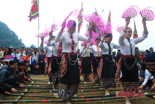Múa sạp tại lễ hội hang Bua