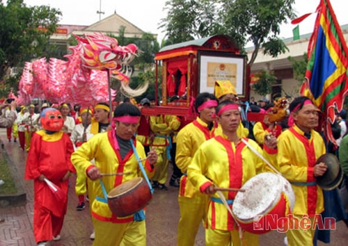 Con cháu dòng họ và Chính quyền nhân dân tổ chức đón rước bằng di tích về Đền Quan lớn Bùng.