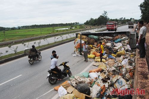 Xe ô tô bị lật ngang, phế liệu tràn ra đường