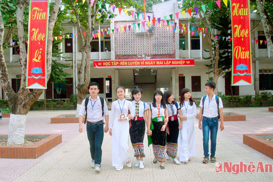 Học sinh trường THPT Quỳ Châu trong ngày hội trường 