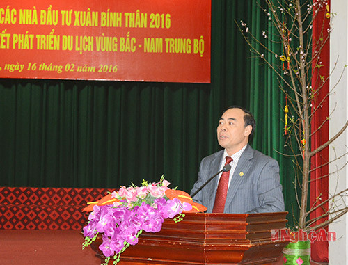 Ông Nguyễn Mạnh Cường - Phó Giám đốc Sở Văn hóa, Thể thao và Du lịch trình bày công tác chuẩn bị Hội thảo khoa học liên kết phát triển du lịch vùng Bắc - Nam Trung Bộ. 