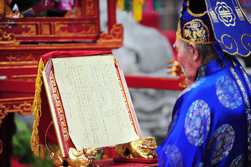  Chủ tế đọc chúc văn tại lễ dâng hương cầu cho năm mới quốc thái dân an, mưa thuận gió hòa. Ảnh: Giang Huy.