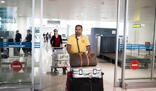 Hôm qua, Thu Phương cùng Dũng Taylor có mặt tại sân bay Nội Bài để chuẩn bị cho đêm nhạc diễn ra vào 19/2.
