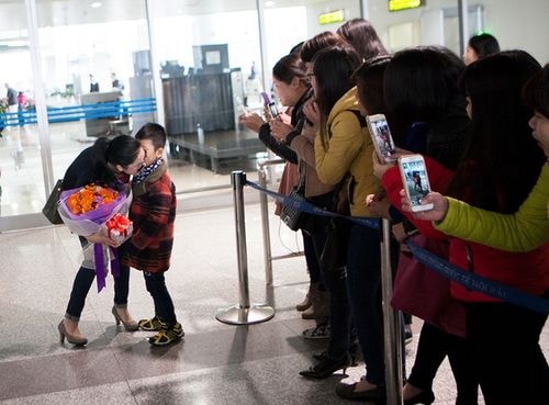 Gia đình, bạn bè thân cùng các fan chào đón vợ chồng nữ ca sĩ. Một fan nhí ôm rồi tặng quà khiến Thu Phương xúc động.