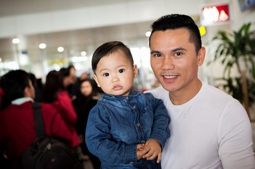 Nhạc sĩ Tú Dưa bế con trai - bé Su Su - đến đón Thu Phương. Trong livesshow Giữ lại hạnh phúc sắp tới, anh đảm nhận vị trí đạo diễn âm nhạc cho nữ ca sĩ.