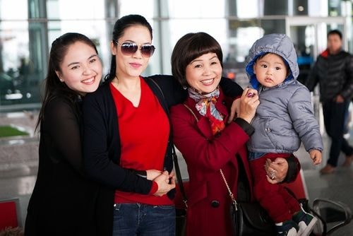 Hâm mộ giọng hát Thu Phương bấy lâu, vợ Tú Dưa (trái) ôm chặt thần tượng khi chụp ảnh.