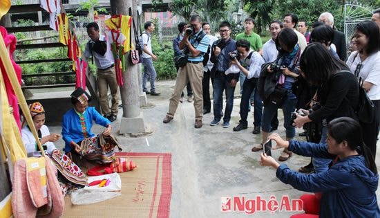 Các doanh nghiệp lữ hành nghề dệt truyền thống của đồng bào Thái ở bản Na (Con Cuông). Ảnh: Vương Bằng.