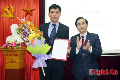 Đồng chí Lê Ngọc Hoa - Phó Chủ tịch UBND tỉnh trao Quyết định và tặng hoa chúc mừng đồng chí Trần Khánh Thục nhận nhiệm vụ mới.