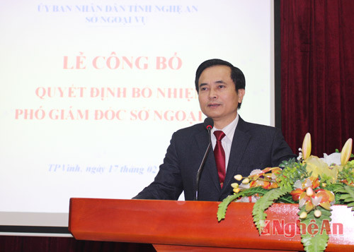 Đồng chí Lê Ngọc Hoa - Phó Chủ tịch UBND tỉnh phát biểu giao nhiệm vụ cho đồng chí Trần Khánh Thục.