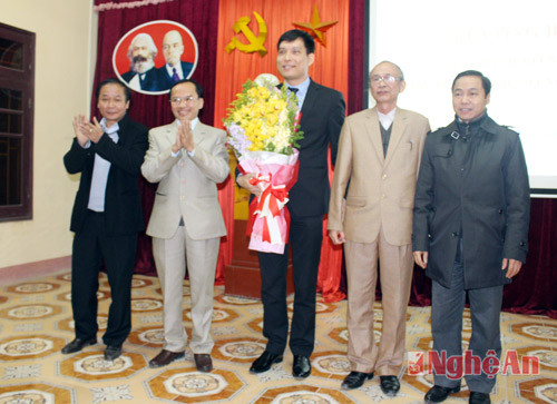 Lãnh đạo Sở Nội vụ tặng hoa chúc mừng đồng chí Trần Khánh Thục.