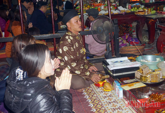 Tại đền Hồng Sơn, từ ngày 4 tháng Giêng đến nay mỗi ngày có trên 500 khách đến giải hạn. 