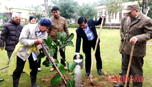 Đồng chí Thái Thanh Quý trồng cây tại bảo tàng Phan Bội Châu.