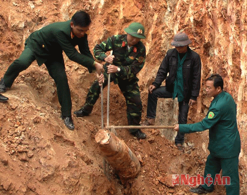 Các lực lượng chức năng đào lấy quả bom dưới lòng đất