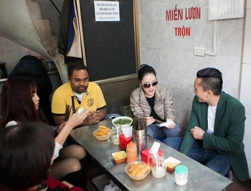 Cả đoàn còn ghé vào quán miến lươn - một trong những món ăn yêu thích của nữ ca sĩ.
