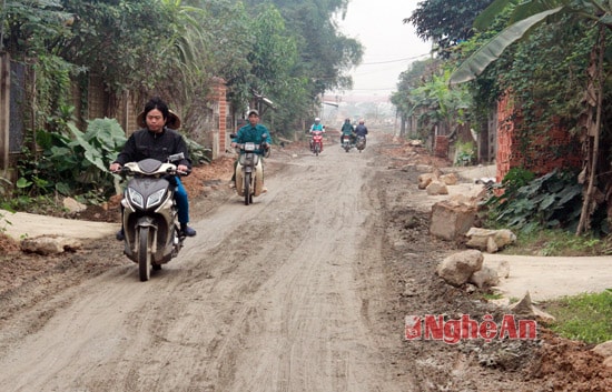 Tuyến đường người dân phản ánh đã bị các xe trọng tải lớn cày nát, ảnh hưởng việc đi lại cũng như sinh hoạt hàng ngày.