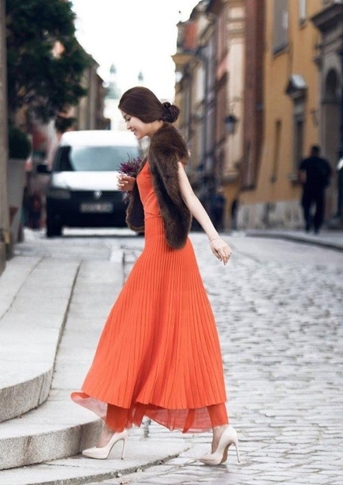 Chiếc váy xếp ly màu cam thuộc bộ sưu tập Xuân Hè của nhà mốt Salvatore Ferragamo có giá khoảng 60 triệu đồng được Diễm Trang kết hợp với áo lông khoác hờ và giày cao gót mảnh.