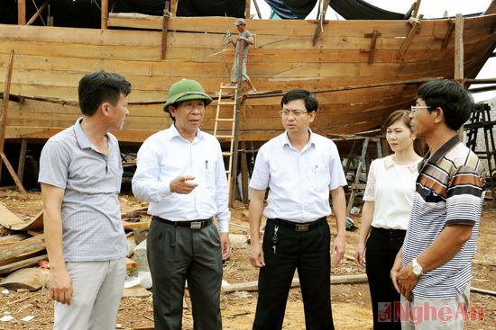 Bí thư huyện ủy Lê Đức Cường thăm xưởng đóng tàu Viết Xinh.