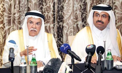 Bộ trưởng Dầu mỏ Arab Saudi (trái) và Bộ trưởng Năng lượng Qatar (phải) tại hội nghị ở Doha. Ảnh: Arabnews