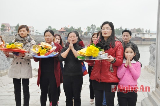 Với sự linh thiêng nức tiếng, không chỉ thu hút nhân dân và du khách trong tỉnh mà nhiều du khách các tỉnh phía Bắc đã tìm về đền Cờn vào dịp đầu Xuân.