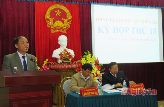 Đồng chí Vi Hòe - Ủy viên BCH Tỉnh ủy, Bí thư Huyện ủy đã biểu dương tinh thần trách nhiệm của Thường trực HĐND huyện. 