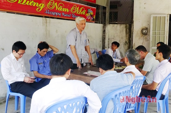 Văn phòng Thừa phát lại thành phố Vinh phối hợp với các cơ quan chức năng bàn kế hoạch cưỡng chế thi hành án.