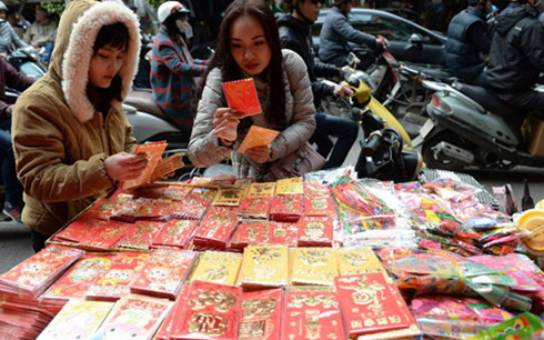 Hai phụ nữ đang mua phong bao lì xì trong dịp Tết Nguyên Đán ở Việt Nam. (Ảnh: AFP/Getty Images)
