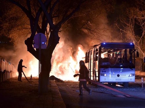Nhân viên cứu hỏa đang tiến hành dập tắt đám cháy sau vụ khủng bố diễn ra tại Ankara, Thổ Nhĩ Kỳ, ngày 17/02/2016