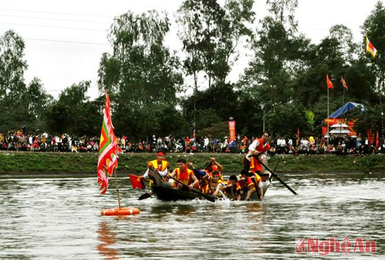 Đua thuyền tại Lễ hội Đền Vua Mai. Ảnh: Thanh Lê