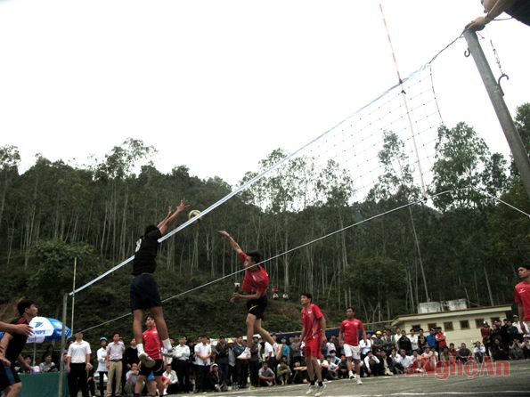 Một pha bóng tại Giải bóng chuyền Lễ hội Vua Mai.