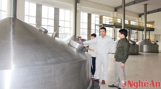 Kiểm tra hệ thống lò nấu bia ở nhà máy bia Hà Nội - Nghệ An