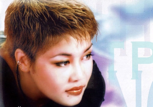 Năm 1999, Thu Phương làm mới mình với mái tóc nhuộm, theo đuổi mốt đeo nhiều khuyên tai nổi loạn đặc trưng của thập niên 1990.