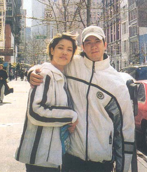 Thu Phương bên Huy MC năm 2001. Hai người kết hôn năm 1993 và chia tay năm 2003.