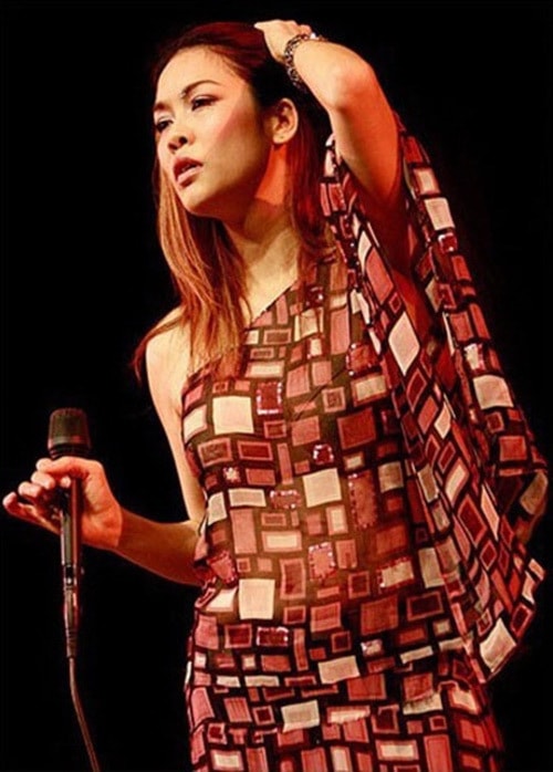 Từ 2003, Thu Phương sang Mỹ lập nghiệp. Nữ ca sĩ sinh năm 1972 trở lại với mái tóc dài, váy áo nữ tính, song nét cá tính vẫn được thể hiện ở cách nhuộm tóc, trang sức, phụ kiện đi kèm. Trong ảnh, nữ ca sĩ biểu diễn tại Santa Ana, Mỹ năm 2007.