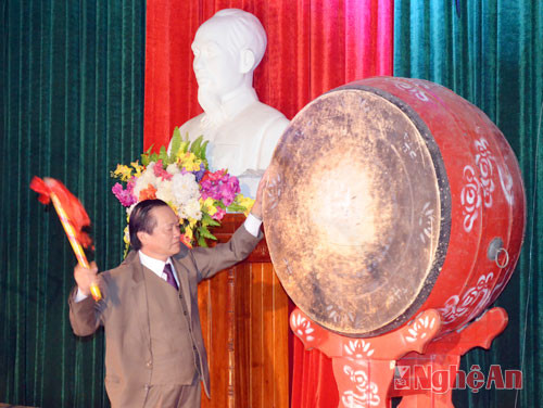 Ông Hồ Ngọc Dũng, Ủy viên BTV Huyện ủy, Phó Chủ tịch UBND huyện Quỳnh Lưu đánh trống khai hội