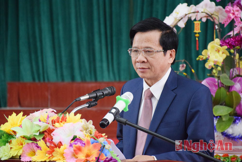 Đồng chí Phan văn tuyên - Phó Bí thư Huyện ủy, Chủ tịch UBND huyện báo cáo tóm tắt tình hình phát triển kinh tế - xã hội của huyện trong năm qua và phương hướng nhiệm vụ năm 2016.