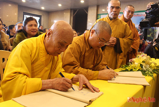 Đại diện Trung ương Giáo Hội Phật giáo Việt Nam tiến hành tục khai bút đầu xuân