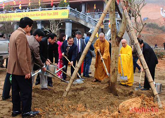 Các đại biểu đã trồng cây đầu xuân Bính Thân tại chùa Đại Tuệ
