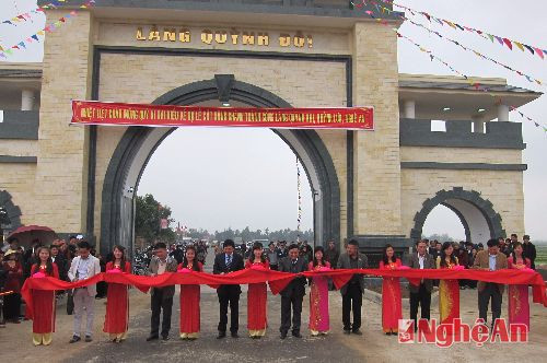 Cắt băng khánh thành cổng làng xã Quỳnh Đôi.