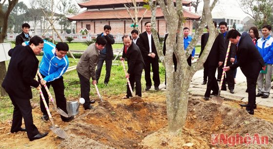 Đồng chí Nguyễn Đắc Vinh và đoàn công tác trồng cây tại Quảng trường Xô viết - Nghệ Tĩnh