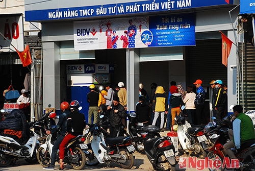 Người dân xếp hàng rút tiền tại cây ATM