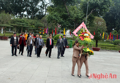 Đoàn công tác của Ban Dân vận Trung ương đến dâng hoa, dâng hương tưởng niệm Chủ tịch Hồ Chí Minh tại Khu Di tích Kim Liên.