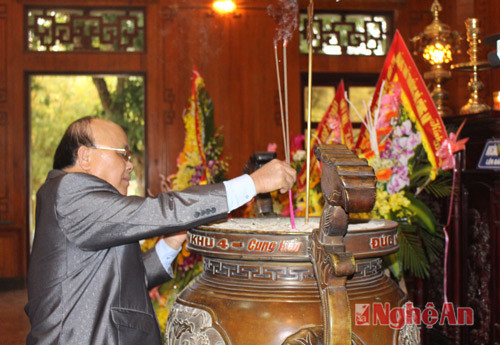 Đồng chí Nguyễn Thế Trung - Phó trưởng Ban Thường trực Ban Dân vận Trung ương dâng hương tưởng niệm Chủ tịch Hồ Chí Minh.