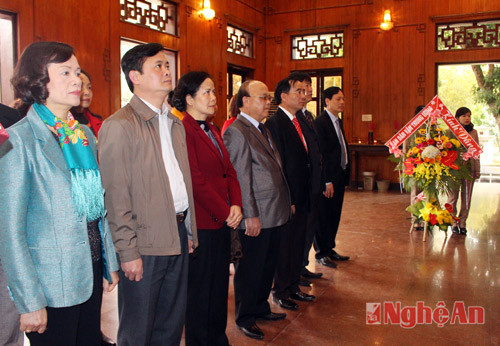 Đoàn công tác của Ban Dân vận Trung ương đến dâng hoa, dâng hương tưởng niệm Chủ tịch Hồ Chí Minh tại Khu Di tích Kim Liên.