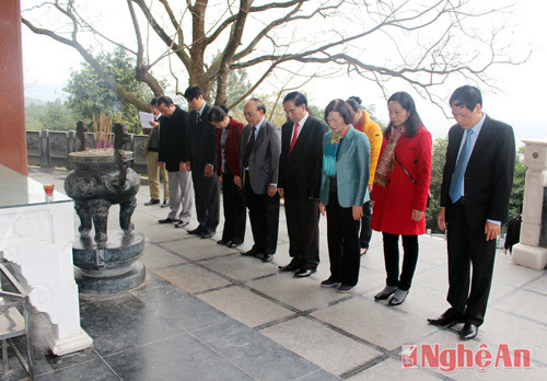 Đoàn công tác dâng hoa, dâng hương tưởng niệm bà Hoàng Thị Loan - thân mẫu Bác Hồ.