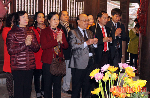 Đoàn công tác Ban Dân vận Trung ương dâng hương tại Đền thờ Hoàng đế Quang Trung, TP Vinh.