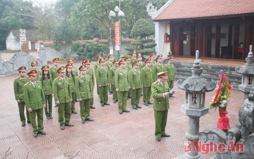 CBCS phòng cảnh sát truy nã tội phạm Công an  tỉnh Nghệ An đã đến dâng hương, dâng hoa tại Nhà cố Bộ trưởng Bộ Công an Trần Quốc Hoàn ở xã Nam Trung, Nam Đàn.