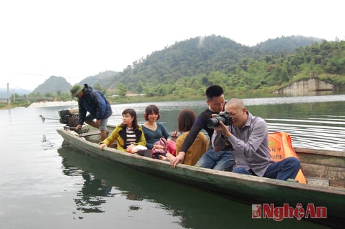 Du thuyền trên sông Giăng