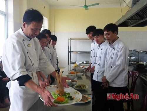 Đào tạo đầu bếp tại Trường Cao đẳng Du lịch Nghệ An -Ảnh: Đức Chuyên
